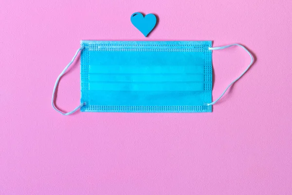 Синяя Одноразовая Медицинская Маска Лица Символ Сердца Розовом Фоне Бирюзовая — стоковое фото
