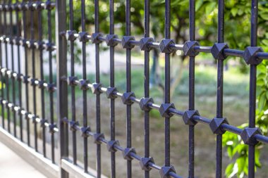 Perspektif tarafı demirden yapılmış bariyerler.