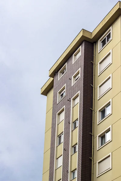 Dikey çerçeve, toplu konutların temiz çekimleri koyu sarı cephe renk binası