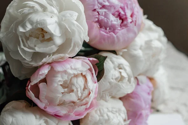 Güzel bir buket beyaz ve pembe şakayık.