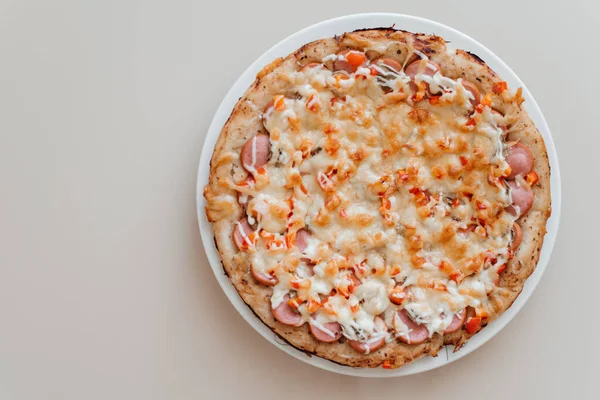 Salamlı, mantarlı, biberli ve peynirli ev yapımı sıcak pizza. Lezzetli, geleneksel pizza manzarası.