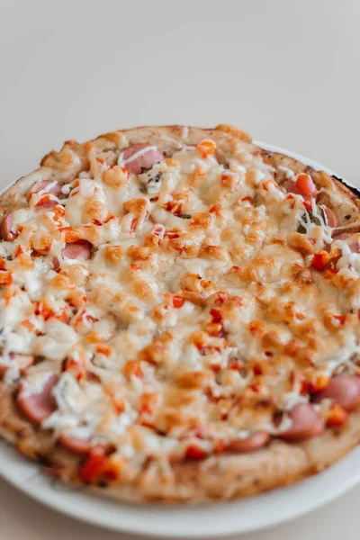 Hausgemachte Heiße Pizza Mit Salami Pilzen Pfeffer Und Käse — Stockfoto