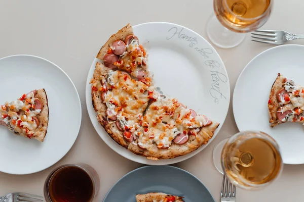 Ev yapımı içeceklerle yapılmış pizza tabakları..