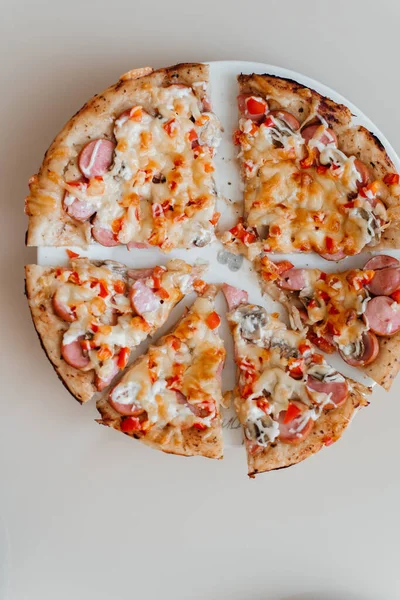 Dilimler halinde dilimlenmiş lezzetli taze pizza. Üst görünüm . 