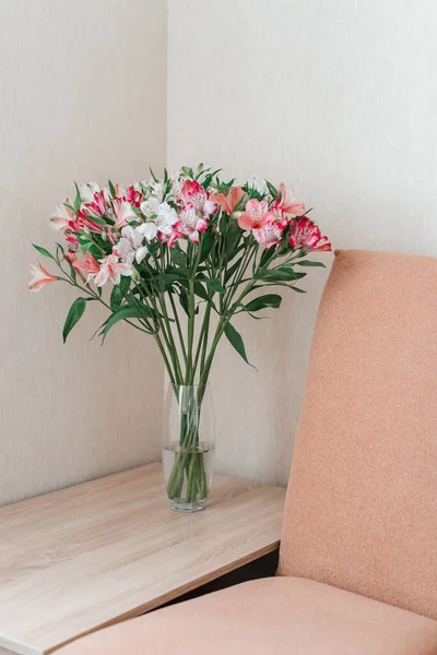 Cam vazodaki Alstroemeria Çiçekleri buketi masada. Alstroemeria çiçek arka planı. Çiçekler Alstroemeria. 