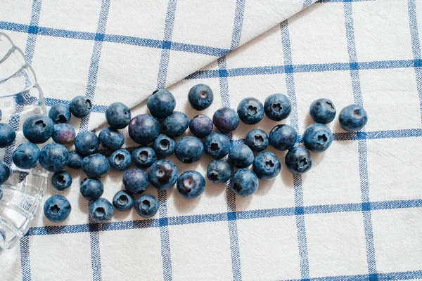 Taze yaban mersinleri mutfak havlusunda yatar. Düzgün beslenme kavramı. Diyet.