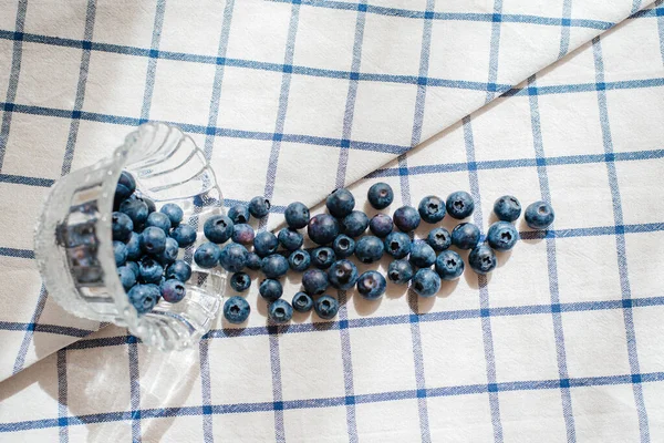 Taze yaban mersinleri mutfak havlusunda yatar. Düzgün beslenme kavramı. Diyet.