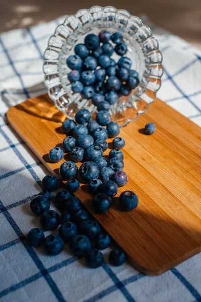 Yabanmersini bir bardaktan doğrama tahtasına ve mutfak havlusuna düştü. Diyet olsun. Sağlıklı beslenme