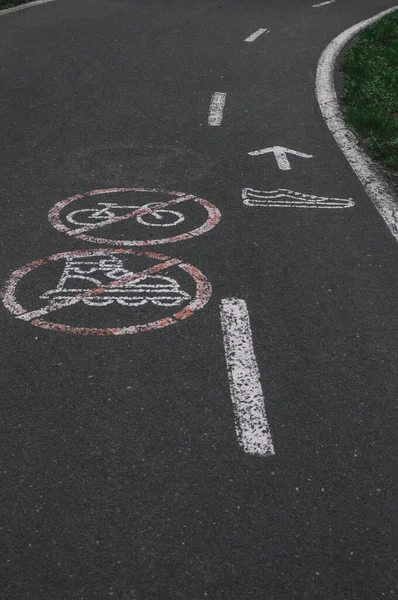 Ormandaki yayalar için yolun yönü..