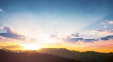 Uluslararası Dağ Günü konsepti: güzel gökyüzü günbatımı bulutları manzara