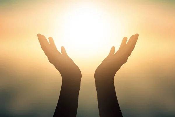 Conceito Dia Internacional Yoga Mãos Levantadas Pegando Sol Céu Por — Fotografia de Stock