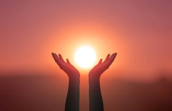 Conceito Dia Internacional Yoga Mãos Levantadas Pegando Sol Céu Por — Fotografia de Stock