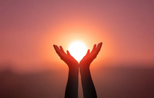 国际瑜伽日的概念 举起双手在夕阳的天空中捕捉太阳 — 图库照片