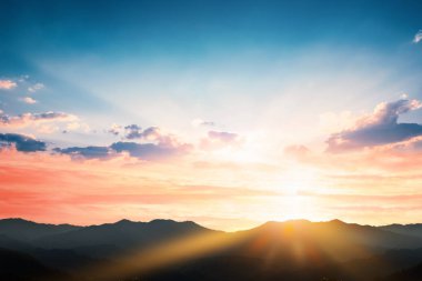 Dünya Günü konsepti: Dağlarda gün doğumu