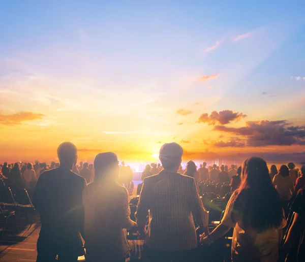 Siluetas Multitud Conciertos Frente Fondo Del Atardecer —  Fotos de Stock