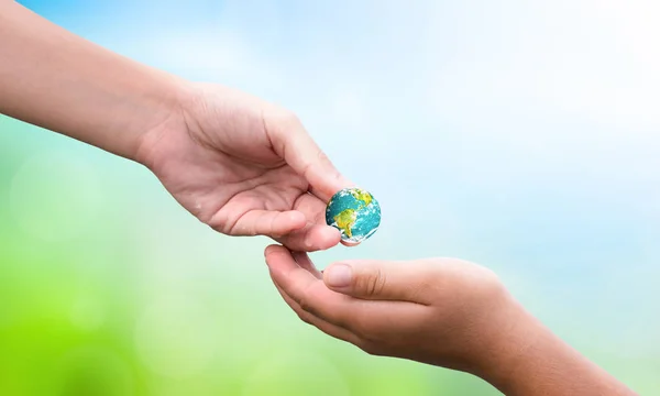 Concepto Del Día Tierra Dar Pequeño Planeta Tierra Sobre Fondo — Foto de Stock