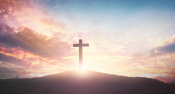 Пасхальная концепция: Крест на фоне заката
