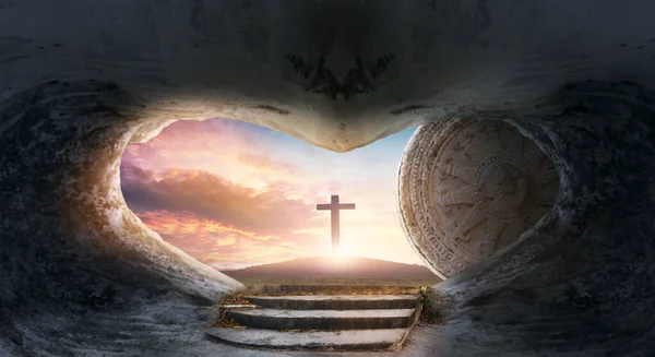复活节概念 耶稣在日出时的空坟墓 具有交叉背景 — 图库照片