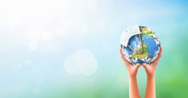 Dünya Günü konsepti: Corona virüsü veya COVID-19 Dünya NASA tarafından desteklenen bir maske takıyor