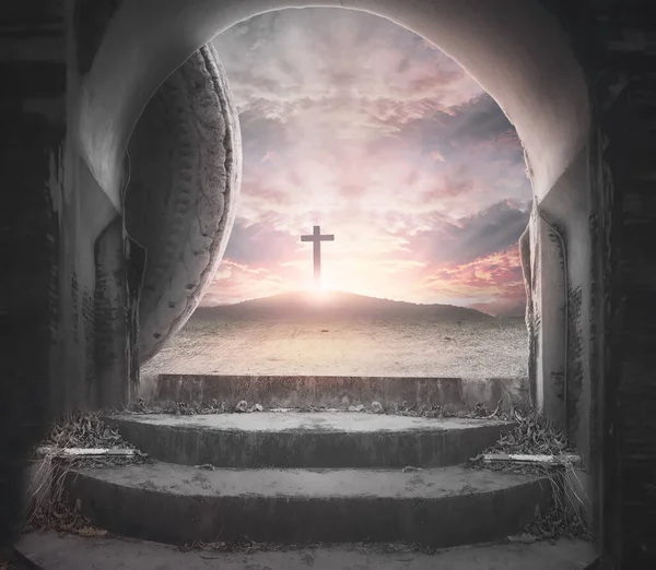 Концепция Пасхального Воскресенья Гробница Пустая Крестом Фоне Заката — стоковое фото
