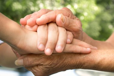 Uluslararası Aileler Günü konsepti: Bakıcı el ele tutuşması