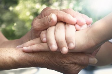 Uluslararası Aileler Günü konsepti: Bakıcı el ele tutuşması