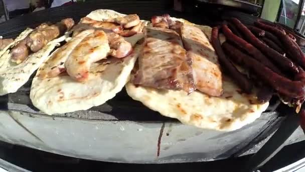 Smaczny Asortyment grillowanego mięsa mieszanego — Wideo stockowe