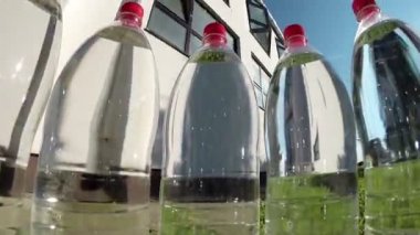 İçme suyu güneş karşı plastik şişe