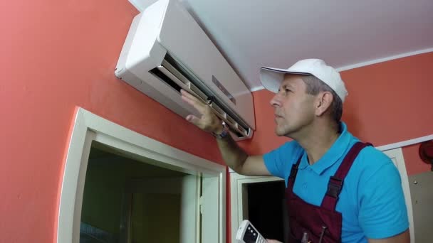 Ingeniero examinando el sistema de aire acondicionado — Vídeos de Stock