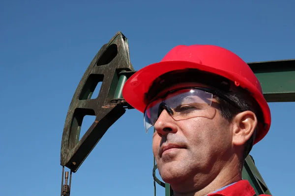 Petrochemického inženýra v ropné pole — Stock fotografie