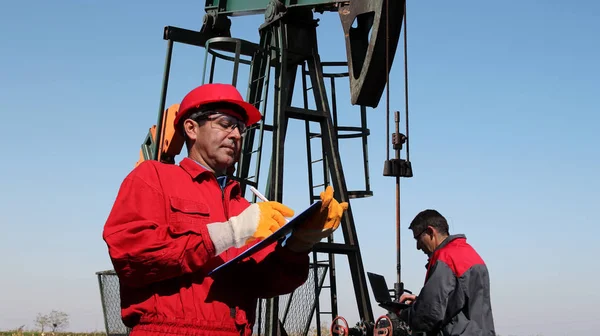 Ingenieros de Petróleo Trabajo en equipo —  Fotos de Stock