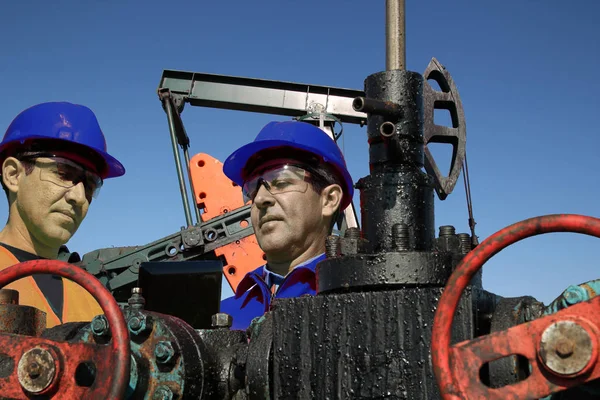 Ingénieurs pétroliers au travail avec Tablet PC — Photo