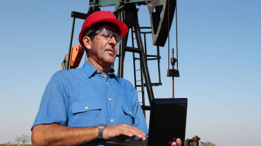 Dizüstü bilgisayar ile iş yerinde petrol mühendisi