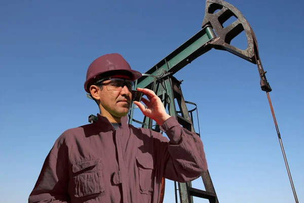 Ingénieur pétrolier avec téléphone portable — Photo