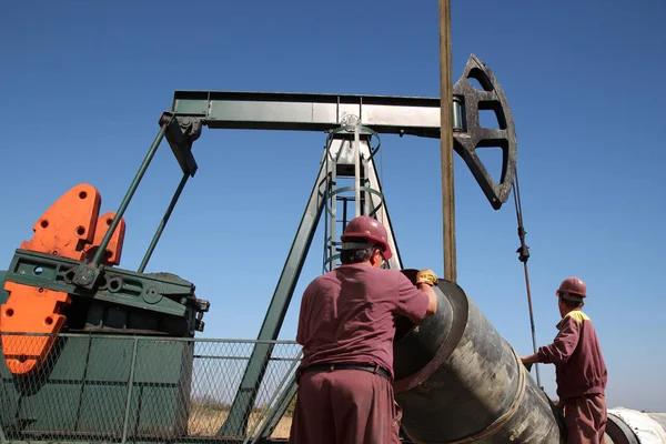 İşçiler yeni bir petrol boru hattı yükleyin