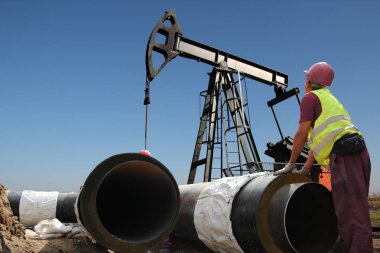 Çalışan bir petrol ve gaz boru hattı inşaatı