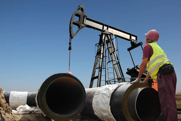 Worker at a Oil and Gas Pipeline Construction Site — Stock Photo, Image