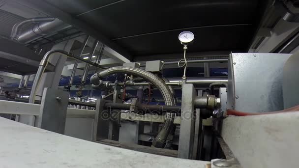 Manomètre sur une machine industrielle dans une usine — Video