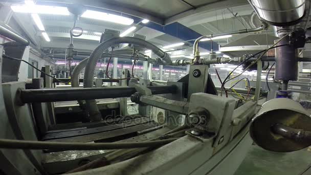 Vapor quente escapa da máquina industrial na fábrica — Vídeo de Stock