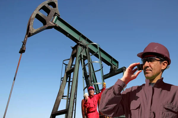 Trabajador Campo Petrolero Salarios Ingeniero Petróleo Usando Smartphone Con Trabajador —  Fotos de Stock