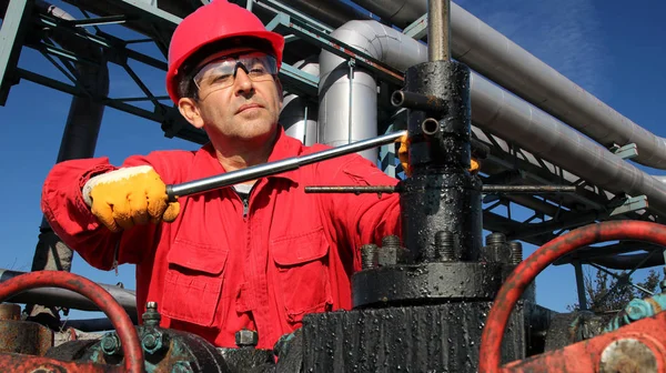 Petrolio Field Worker Stipendi Lavoratore Industriale Lavoro Fronte Giganteschi Oleodotti — Foto Stock