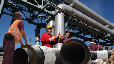 İş yerinizde petrol rafineri sanayi işçileri / grup sanayi işçileri ile iki mühendis yapıyor petrol rafinerisi İnşaat