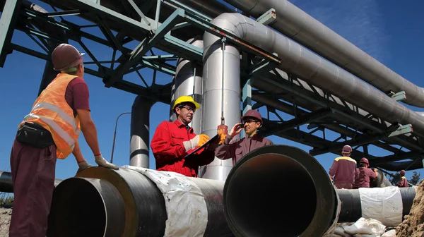 Industriearbeiter Bei Der Arbeit Der Ölraffinerie Zwei Ingenieure Mit Industriearbeitern — Stockfoto