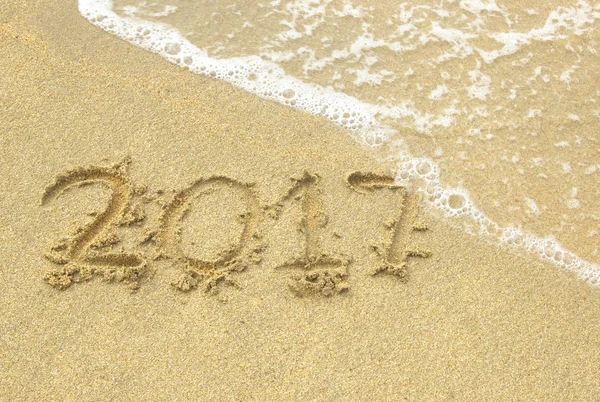 Šťastný nový rok 2017 písečné pláži u moře. — Stock fotografie