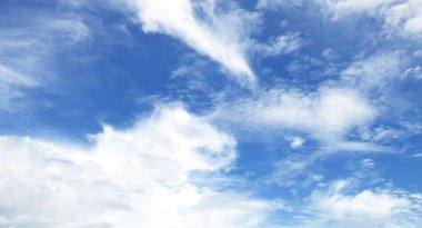 Bulutlu mavi gökyüzü