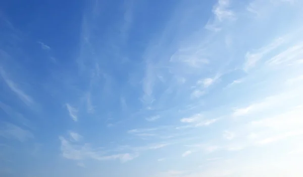 Błękitne niebo białe chmury natura streszczenie tło — Zdjęcie stockowe