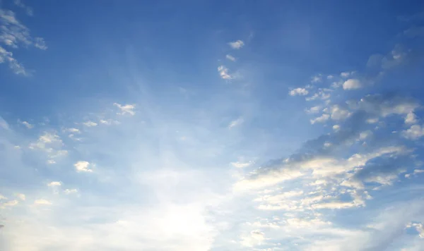 Céu azul branco nuvens abstrato natureza fundo — Fotografia de Stock