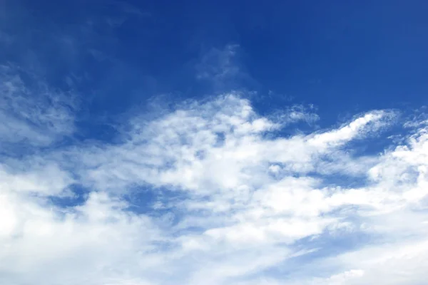 Błękitne niebo, białe chmury świeżego powietrza — Zdjęcie stockowe