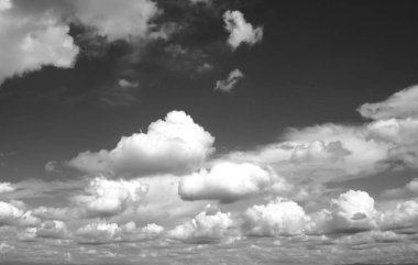 Gökyüzü siyah ve beyaz