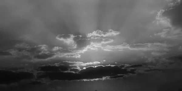 Céu preto e branco — Fotografia de Stock